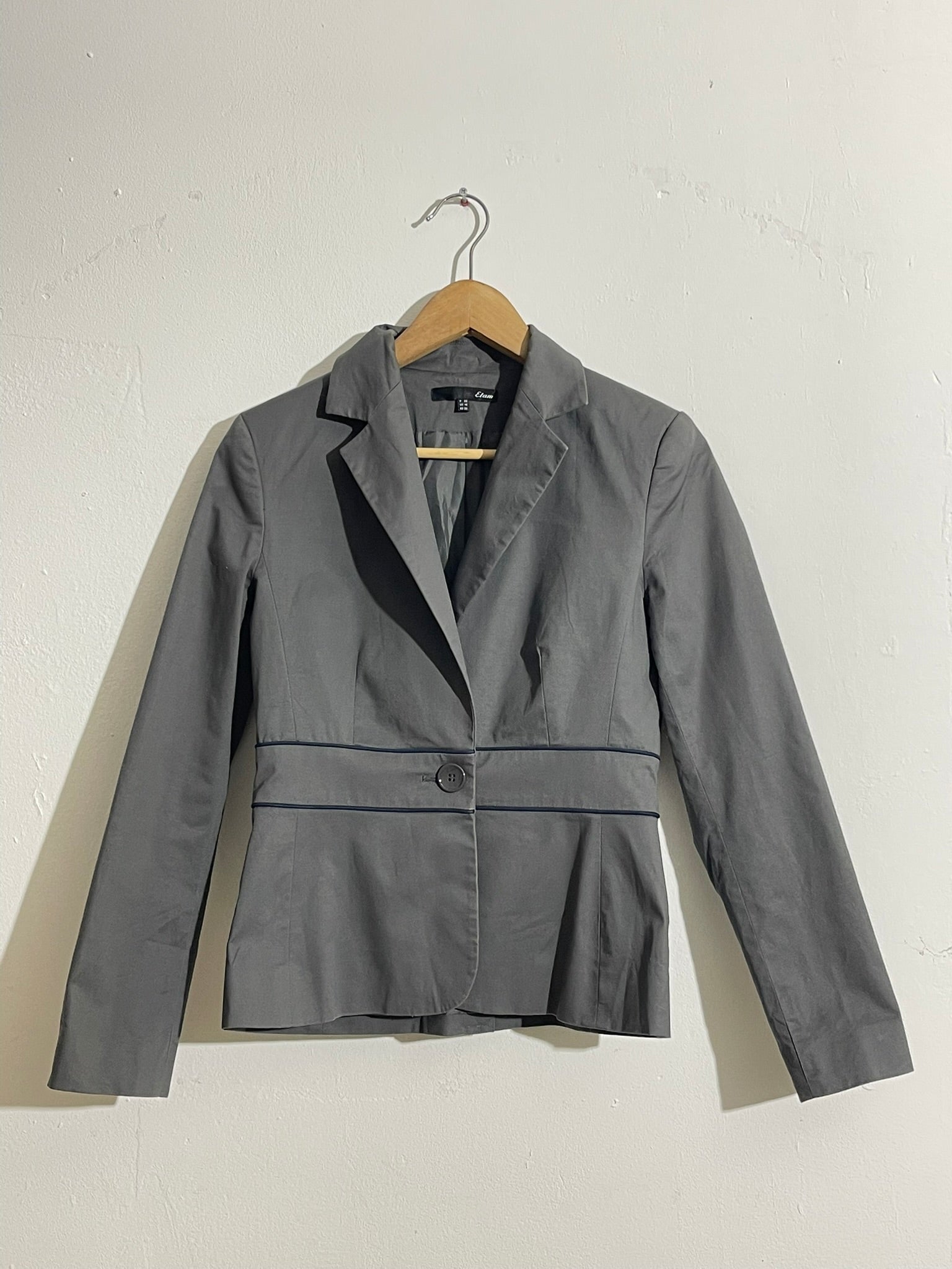 Veste grise cintrée à un bouton