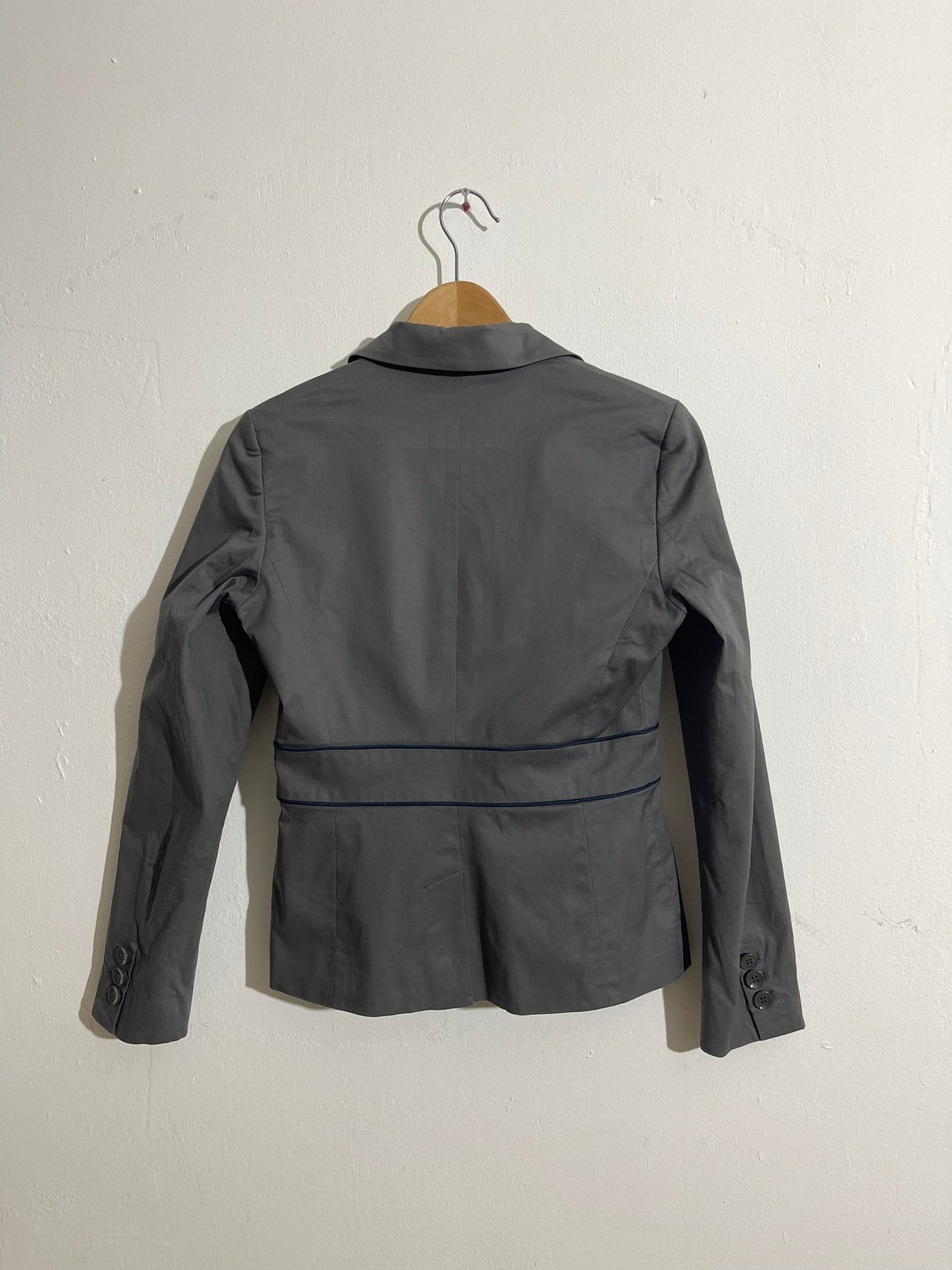 Veste grise cintrée à un bouton