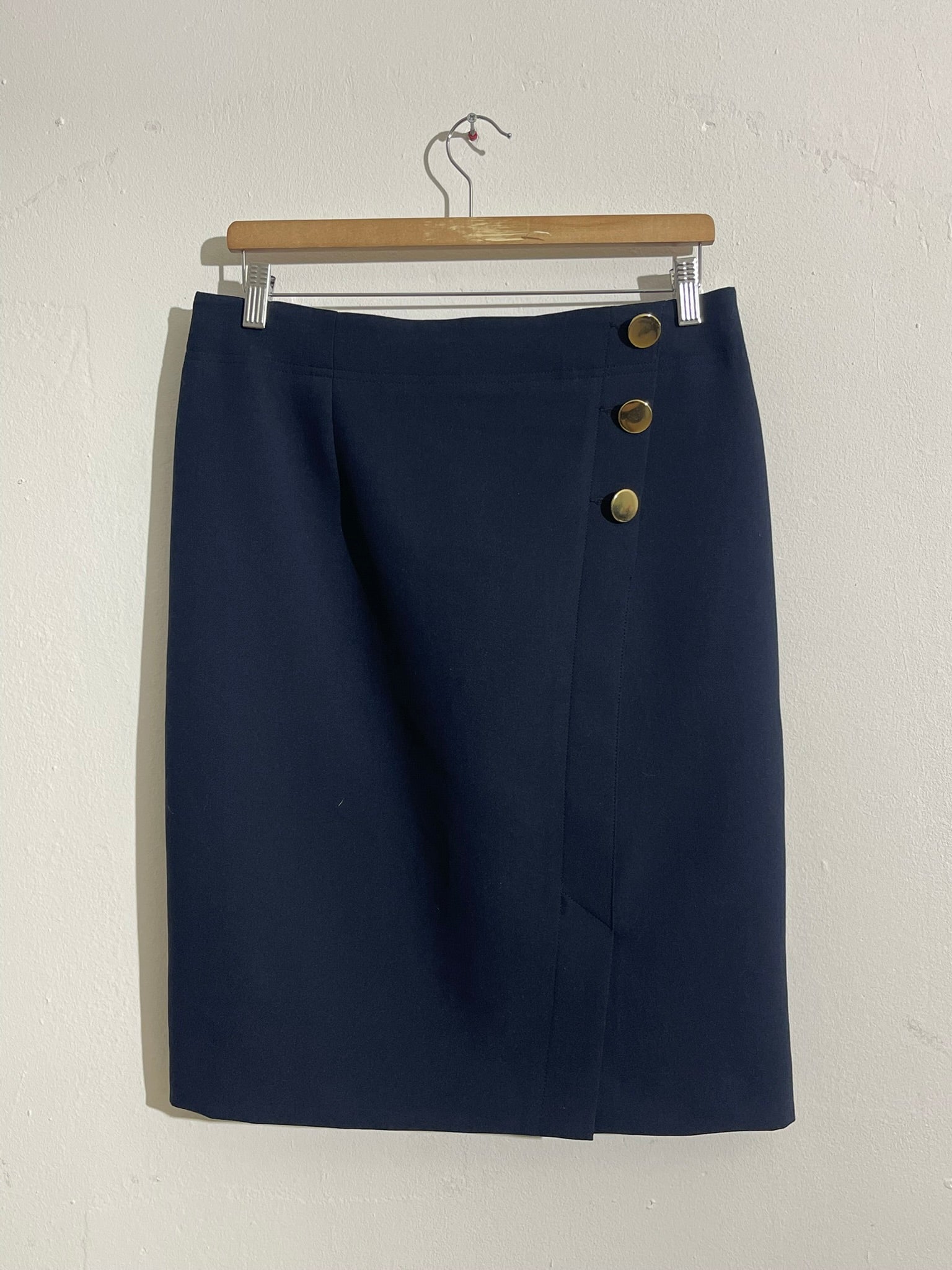 Jupe portefeuille bleu marine à boutons dorés