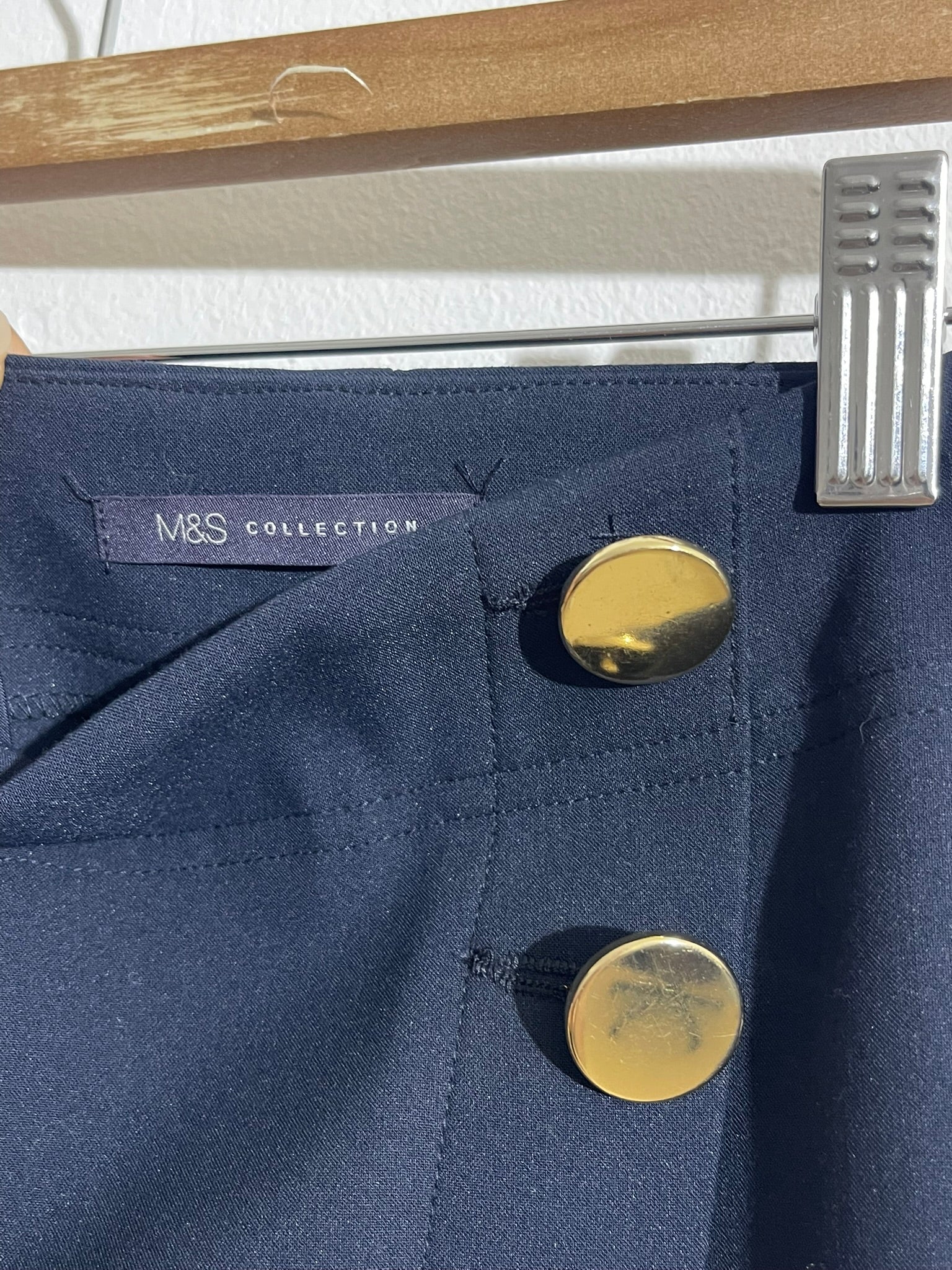 Jupe portefeuille bleu marine à boutons dorés