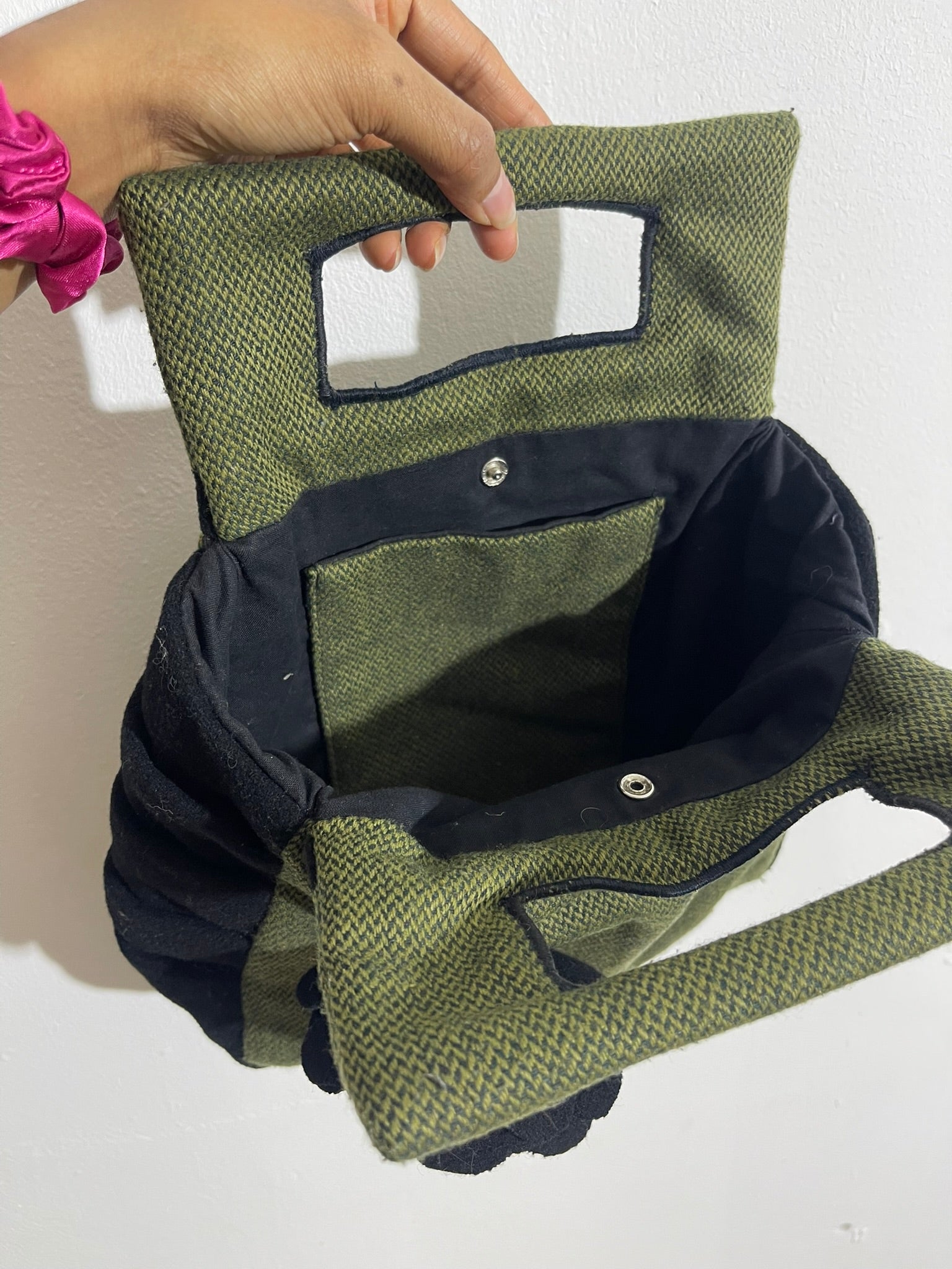 Sac à main vert kaki avec anse rigide et fleur en feutre