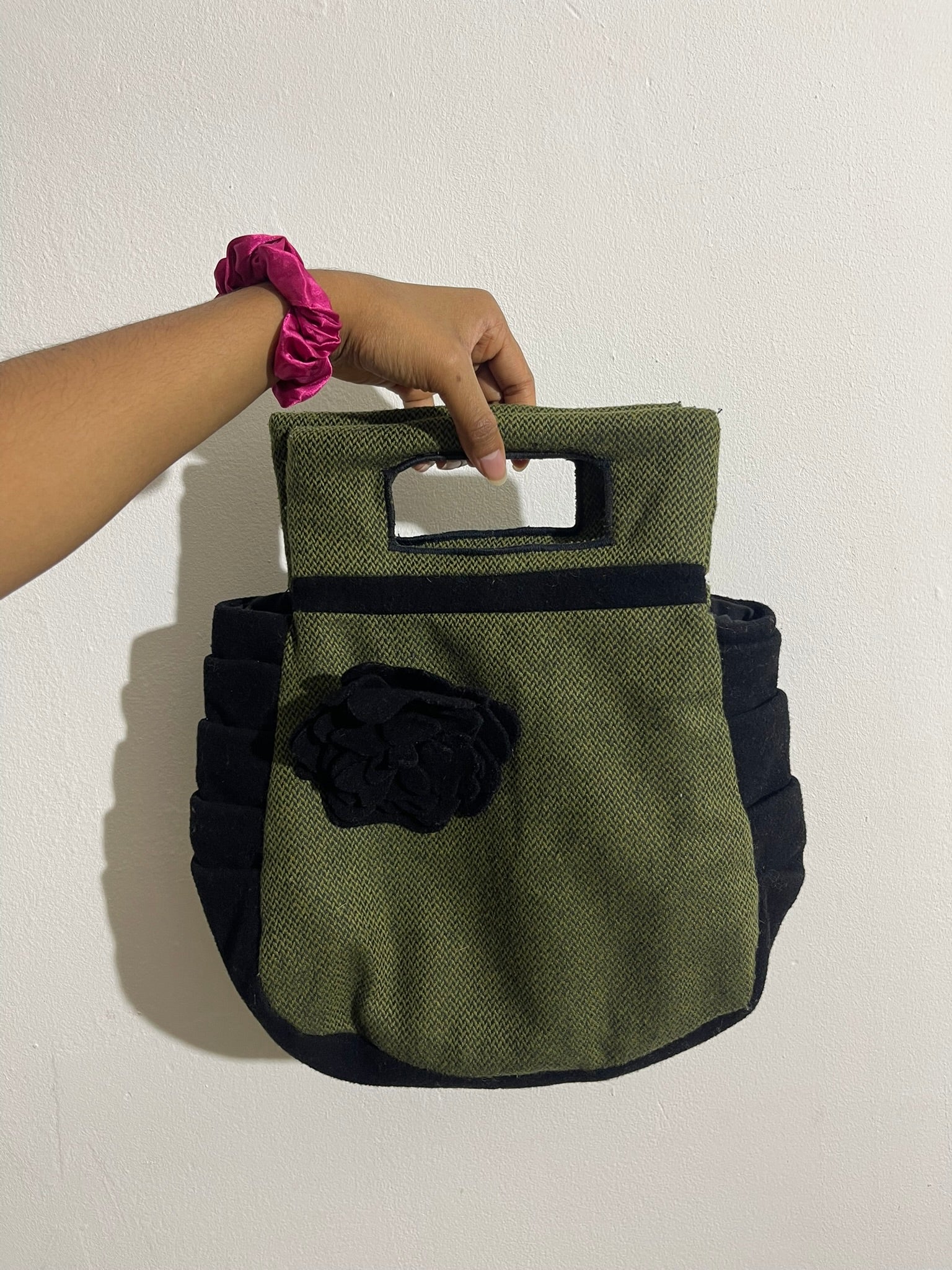 Sac à main vert kaki avec anse rigide et fleur en feutre