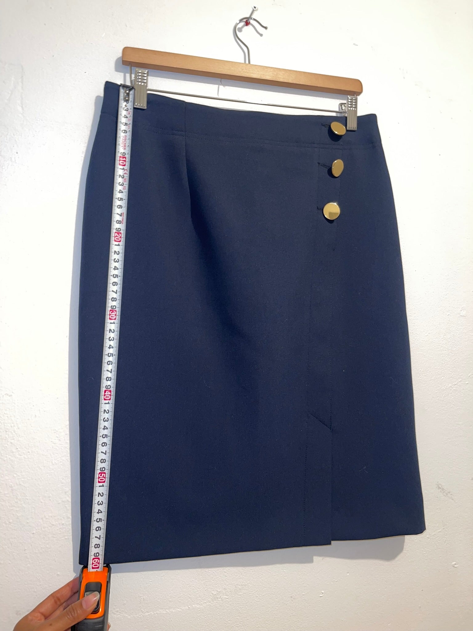Jupe portefeuille bleu marine à boutons dorés