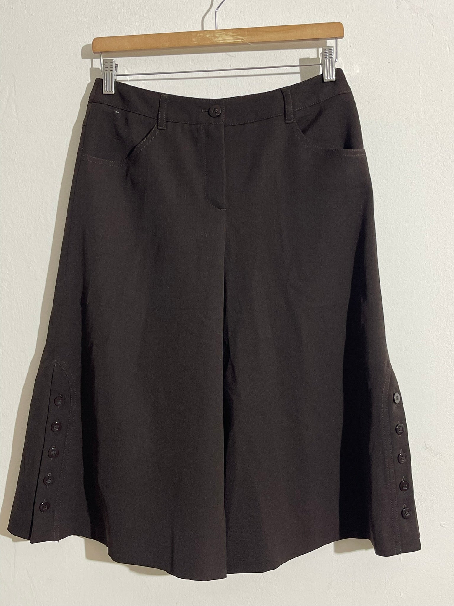 Jupe short évasée chocolat à boutons latéraux