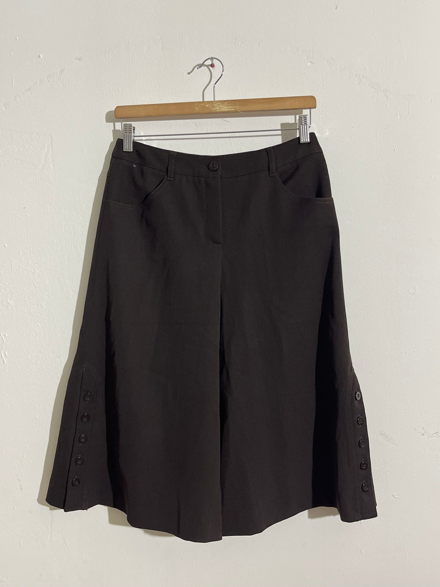 Jupe short évasée chocolat à boutons latéraux