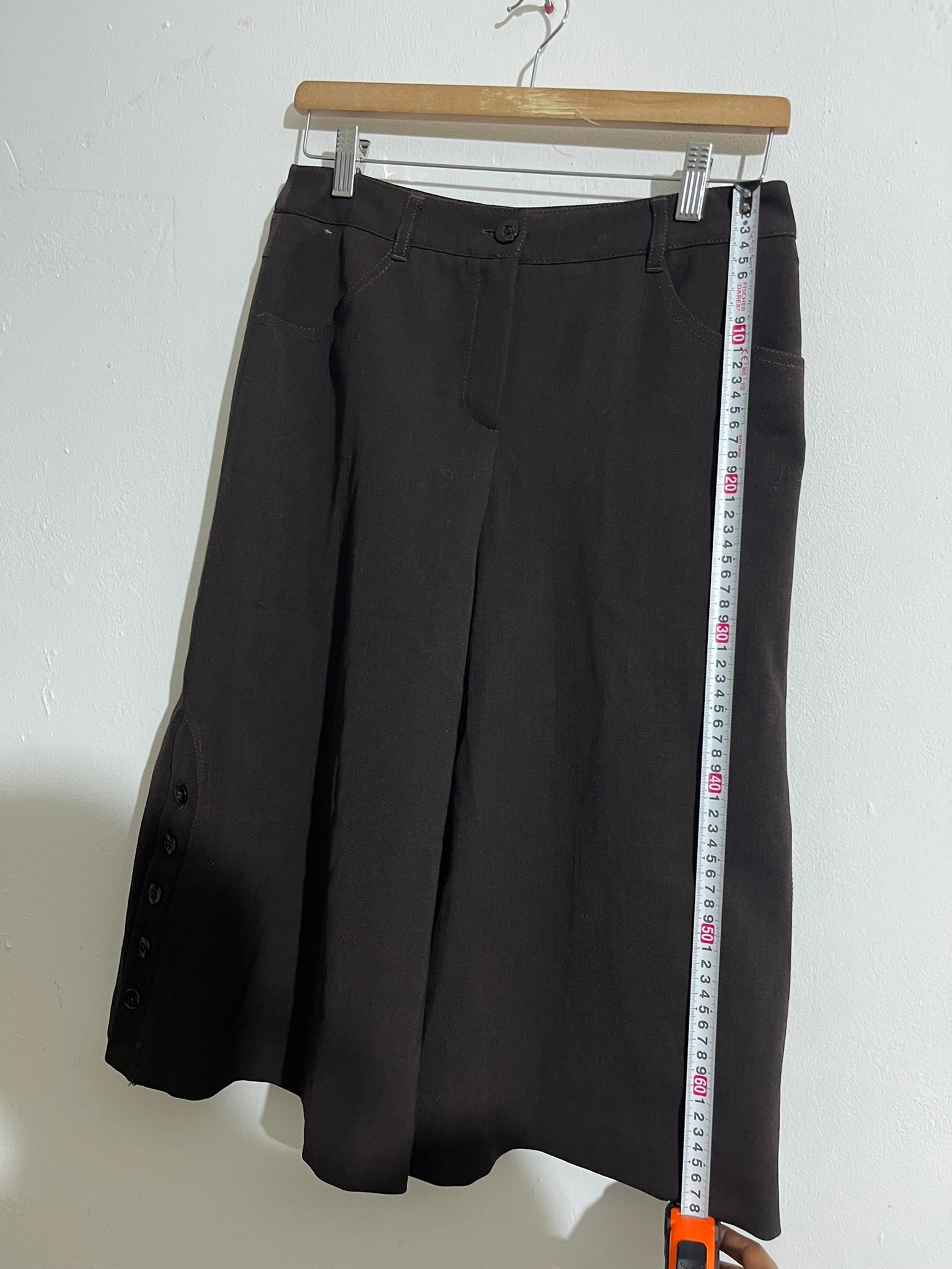 Jupe short évasée chocolat à boutons latéraux