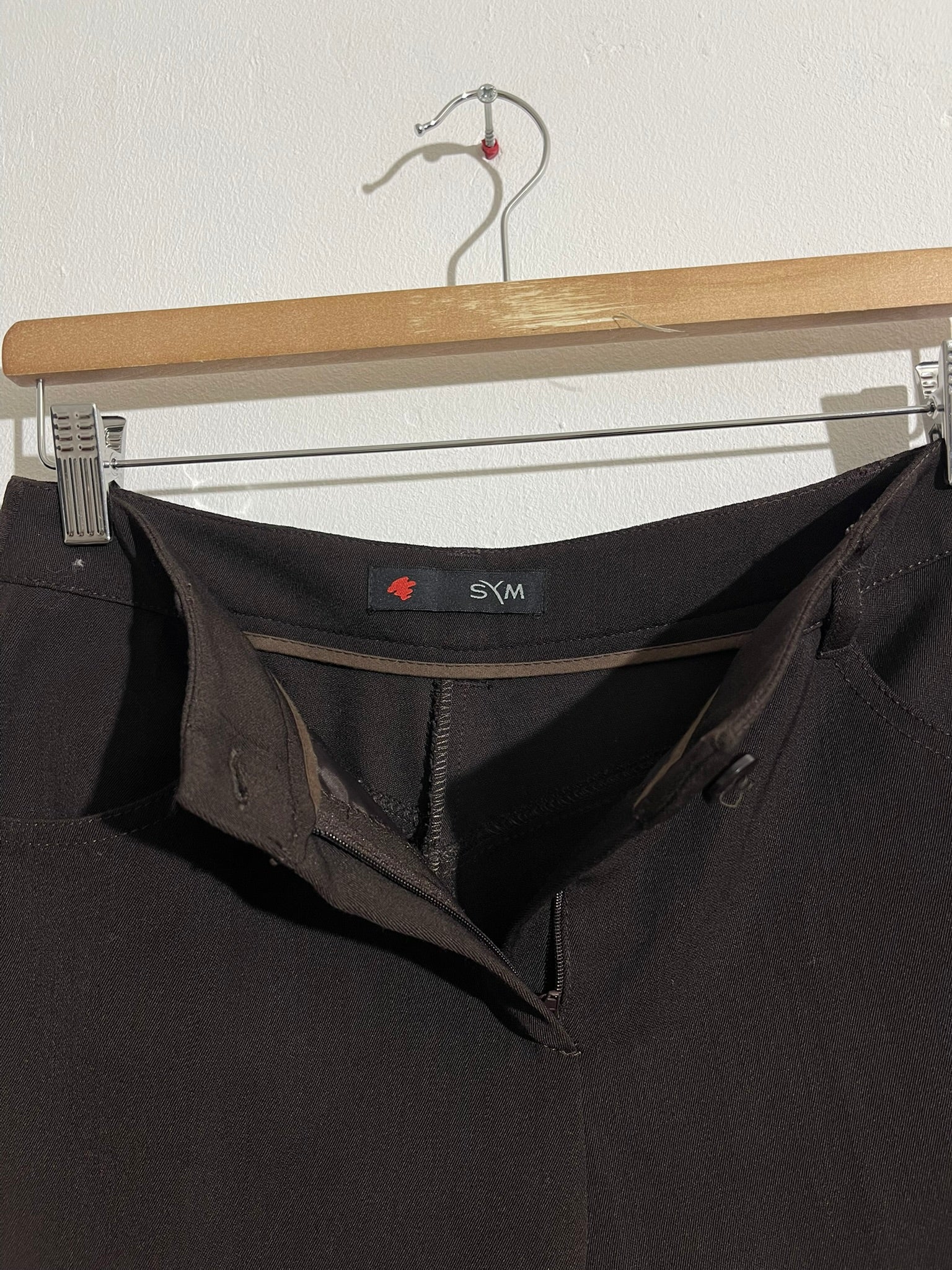 Jupe short évasée chocolat à boutons latéraux