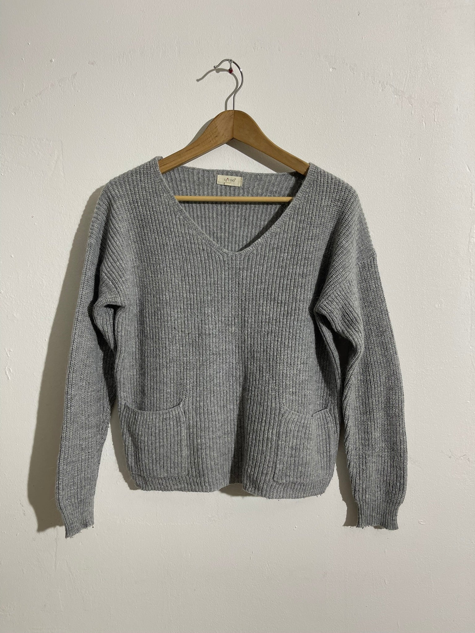 Pull gris col V en maille côtelée