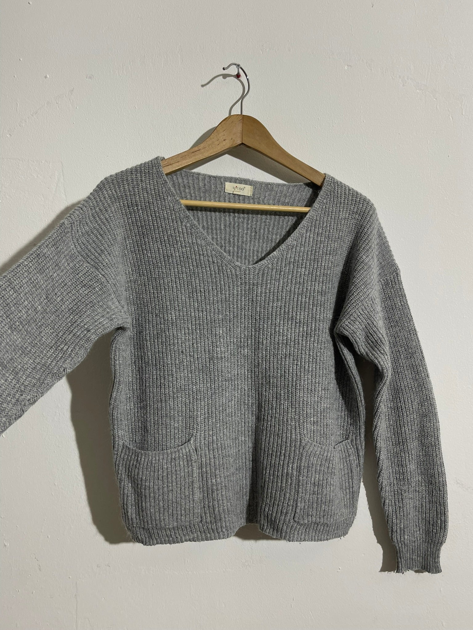 Pull gris col V en maille côtelée