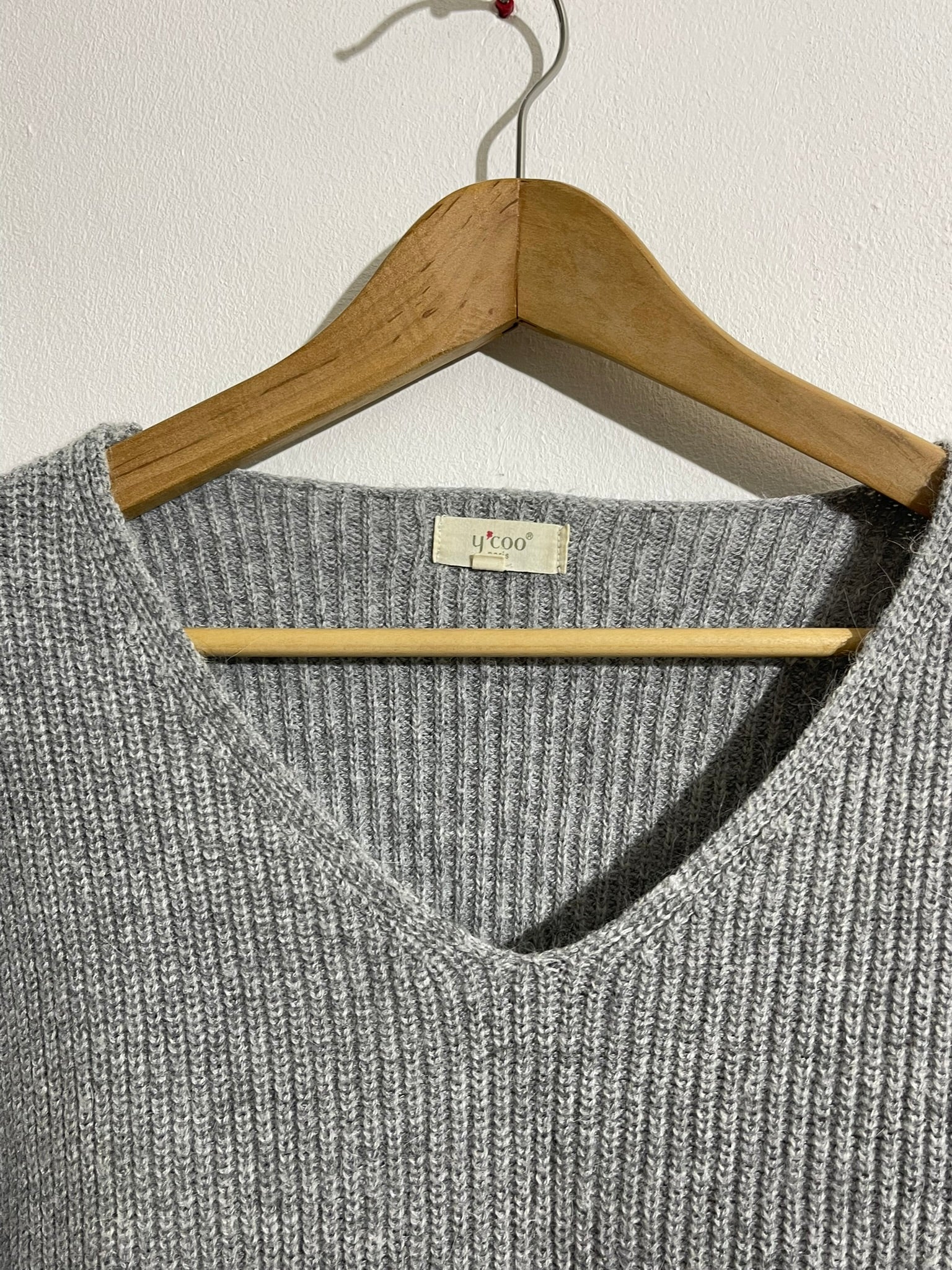 Pull gris col V en maille côtelée