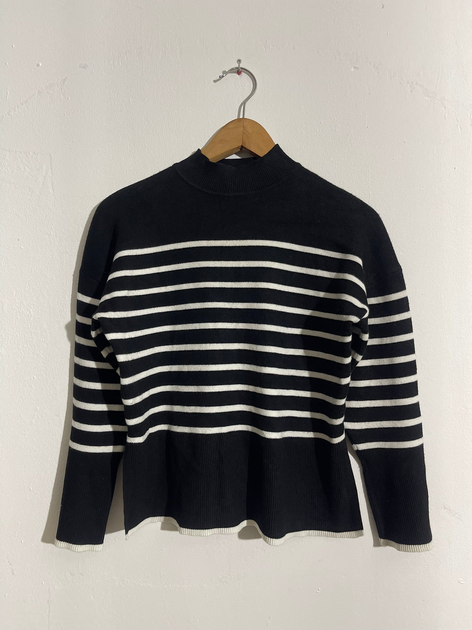 Pull rayé noir et blanc col montant
