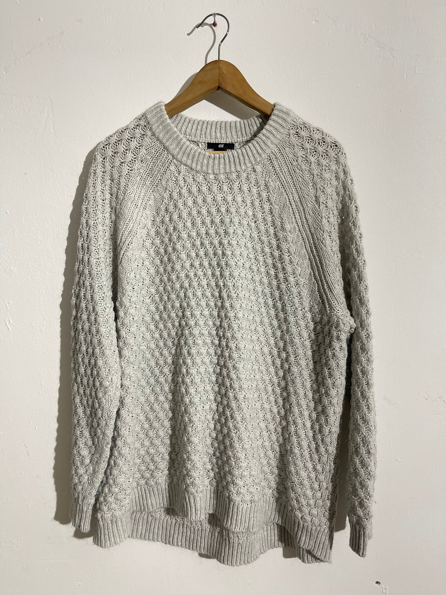 Pull torsadé gris clair en maille épaisse