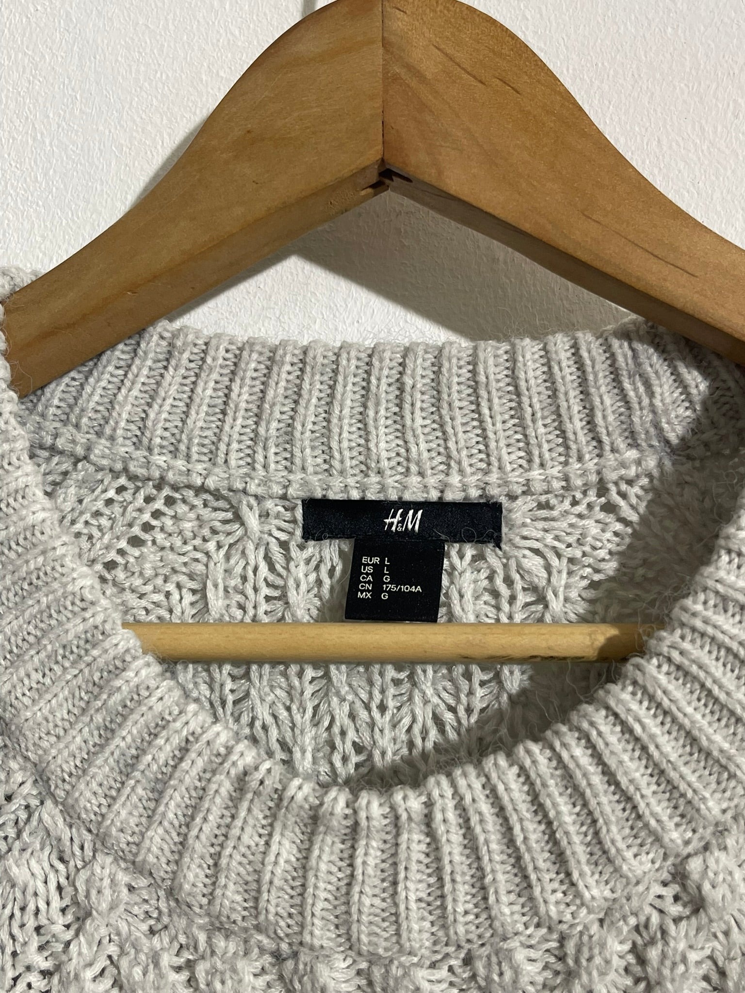 Pull torsadé gris clair en maille épaisse