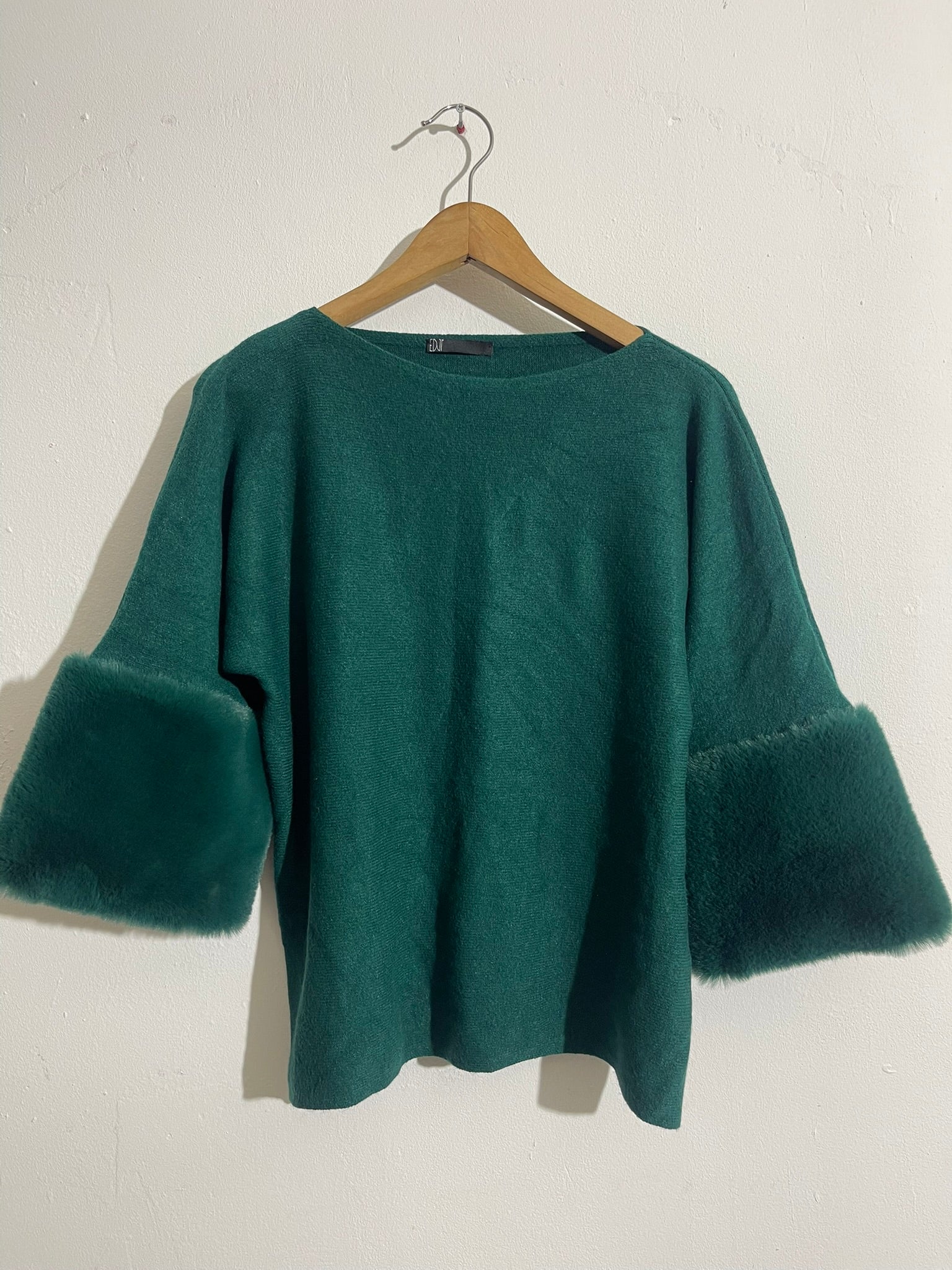 Pull vert sapin manches larges avec fausse fourrure