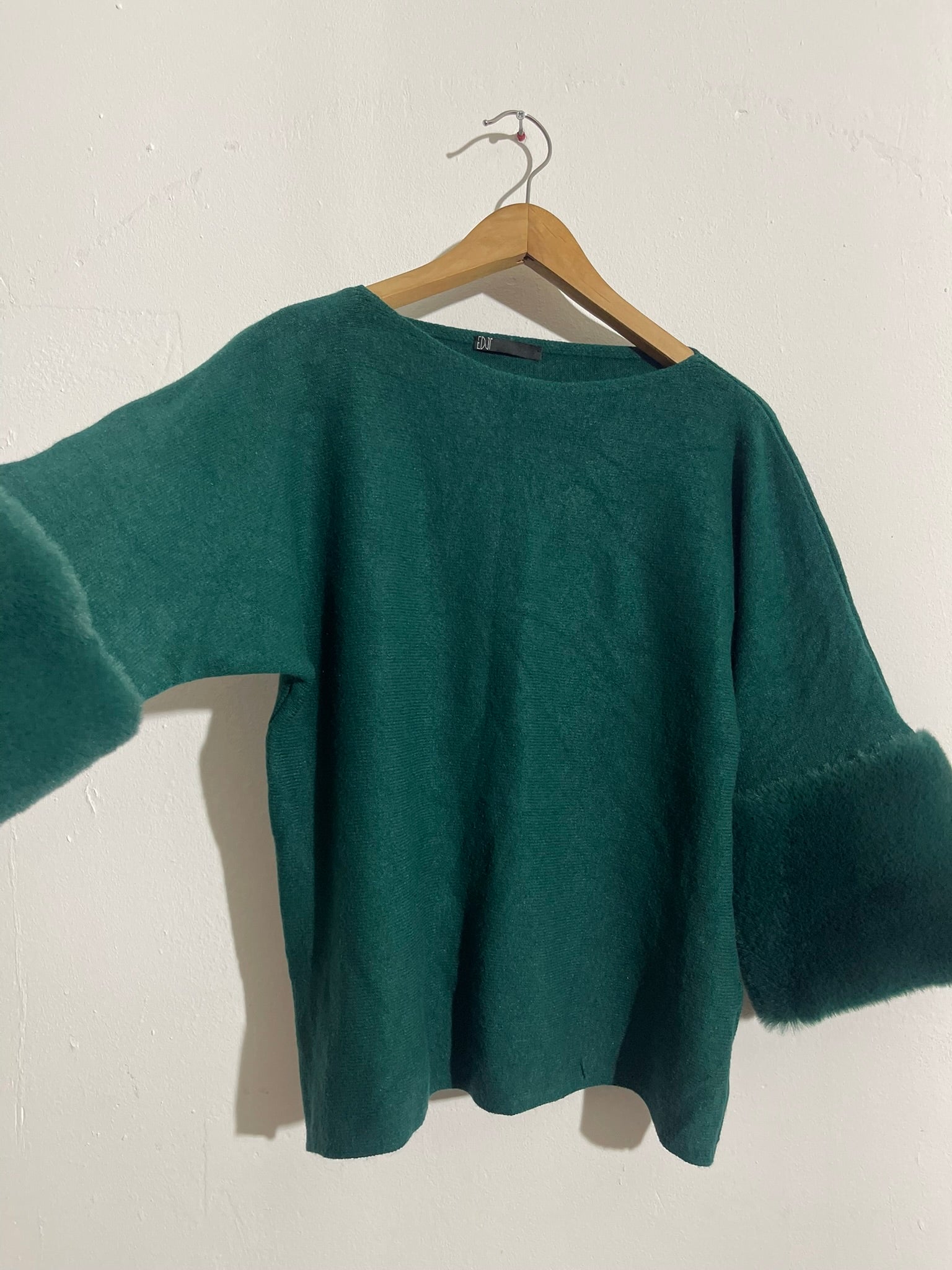 Pull vert sapin manches larges avec fausse fourrure