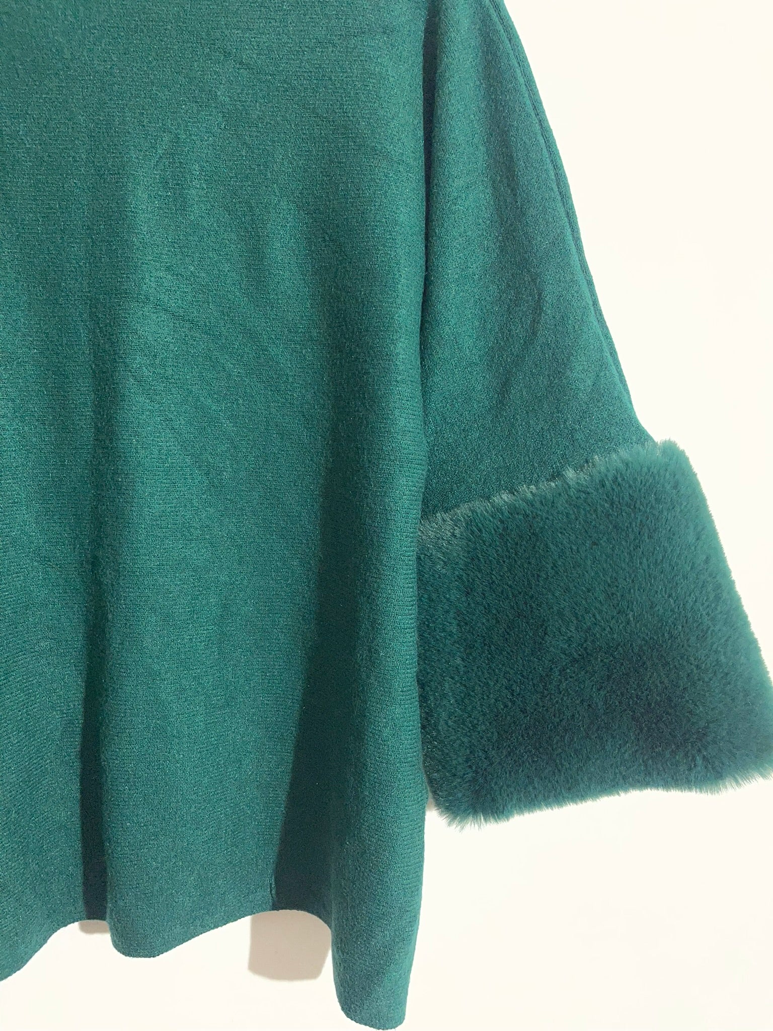 Pull vert sapin manches larges avec fausse fourrure