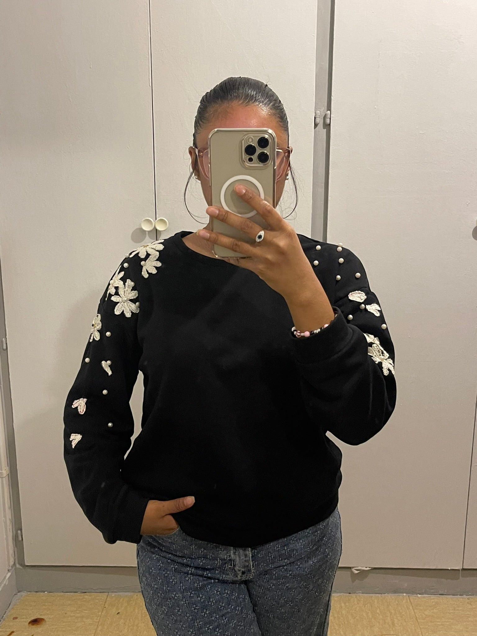 Pull Noir Brodé à la Main – Pièce Unique