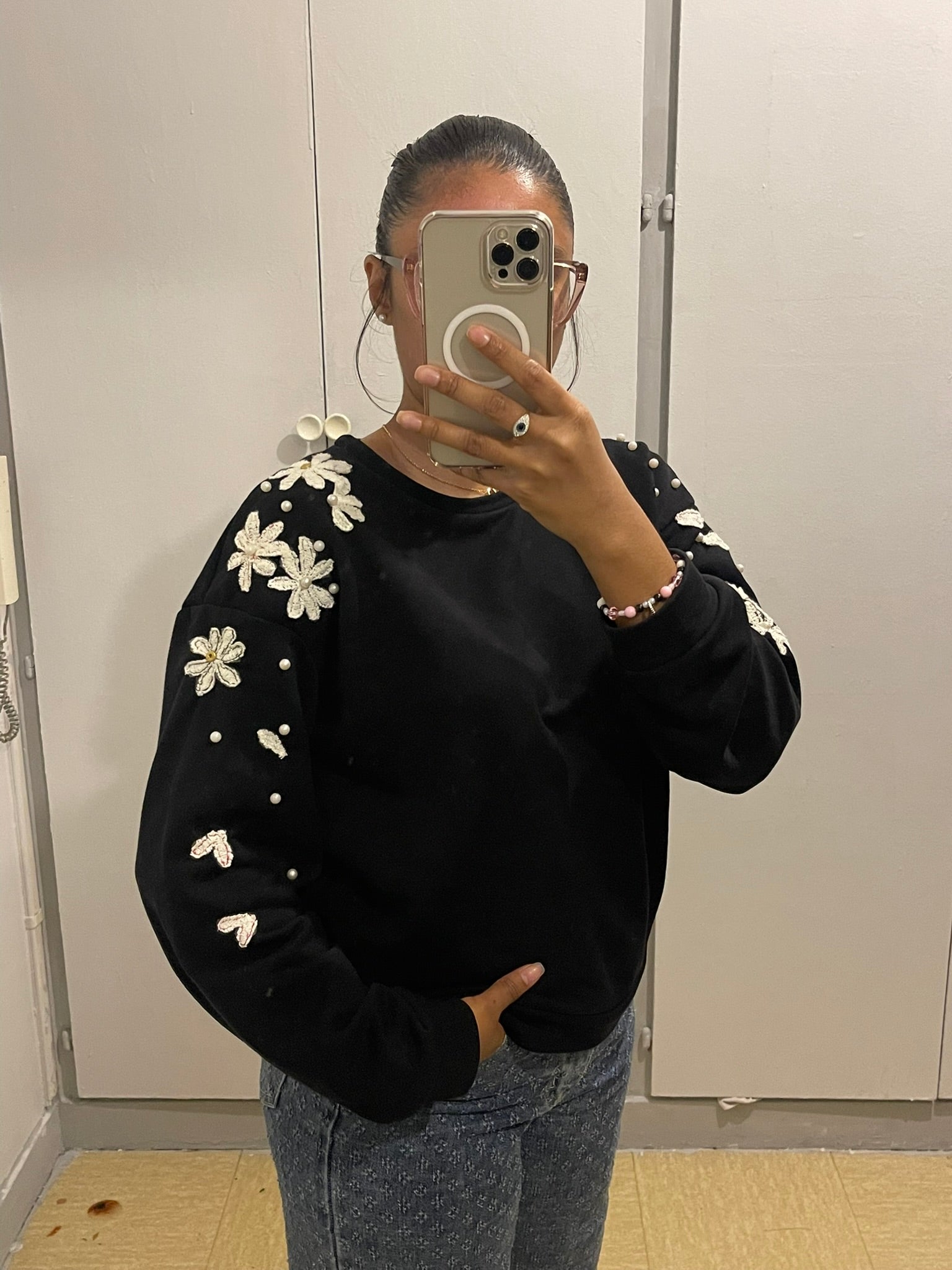 Pull Noir Brodé à la Main – Pièce Unique