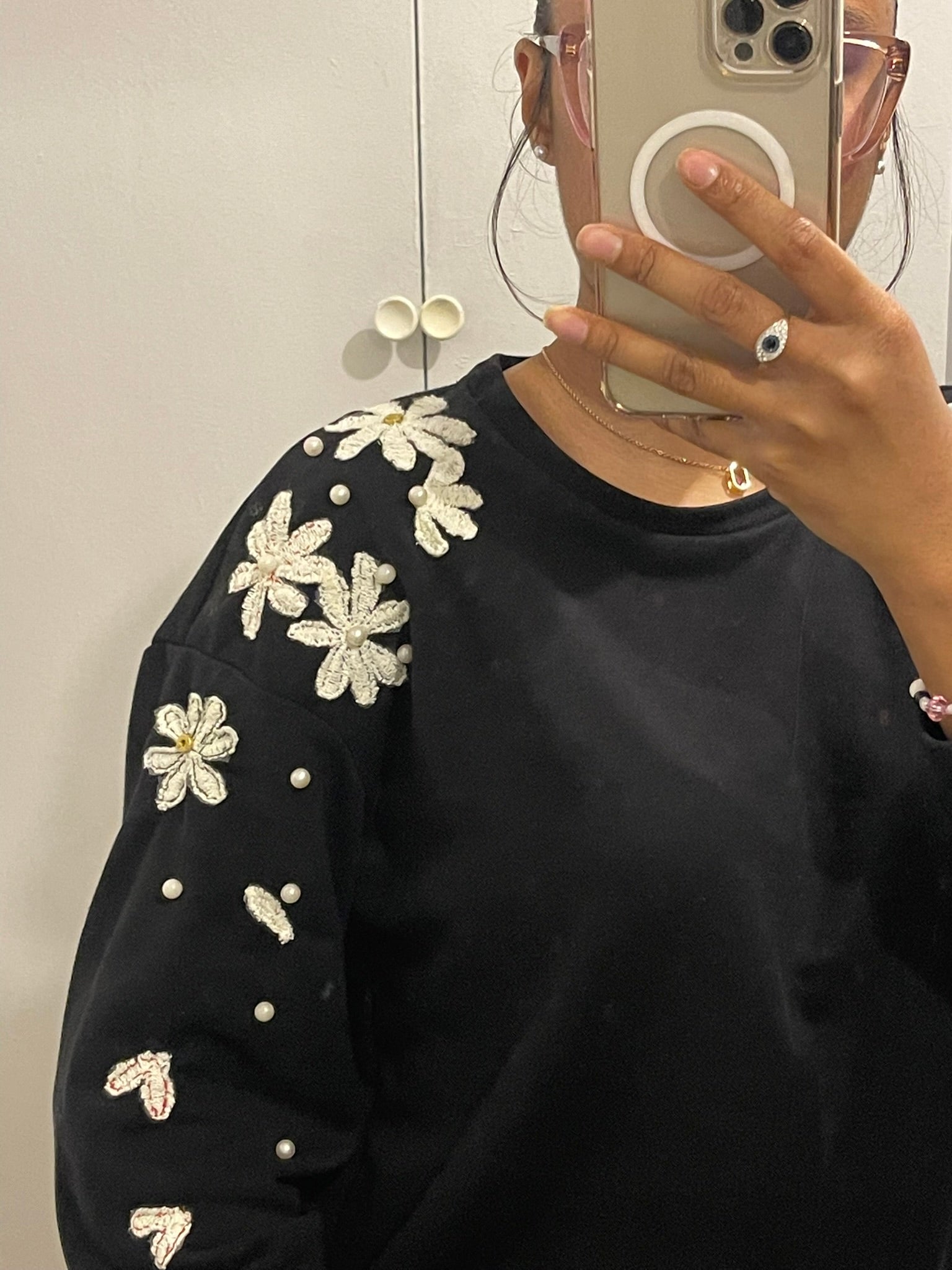 Pull Noir Brodé à la Main – Pièce Unique