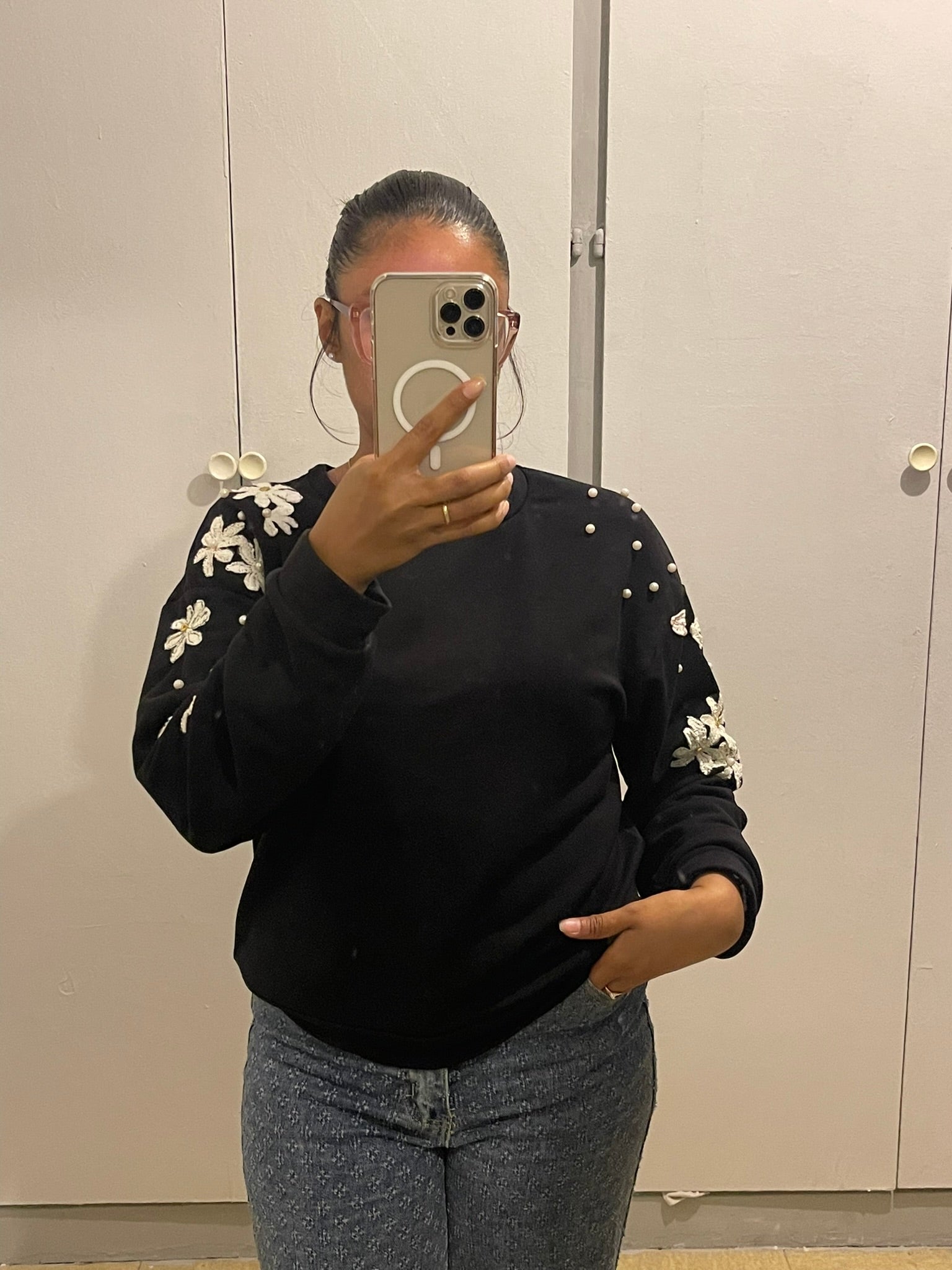 Pull Noir Brodé à la Main – Pièce Unique