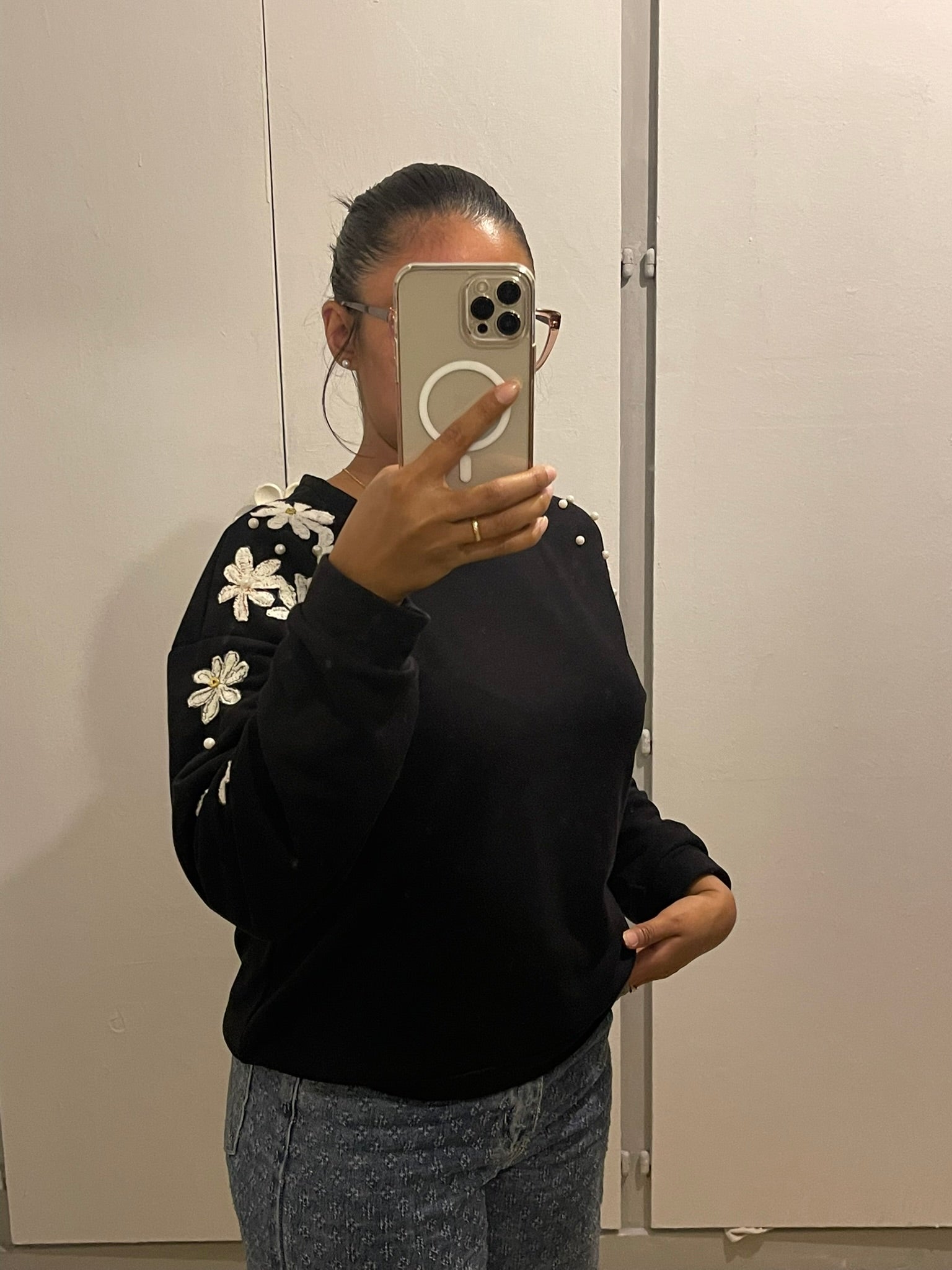 Pull Noir Brodé à la Main – Pièce Unique
