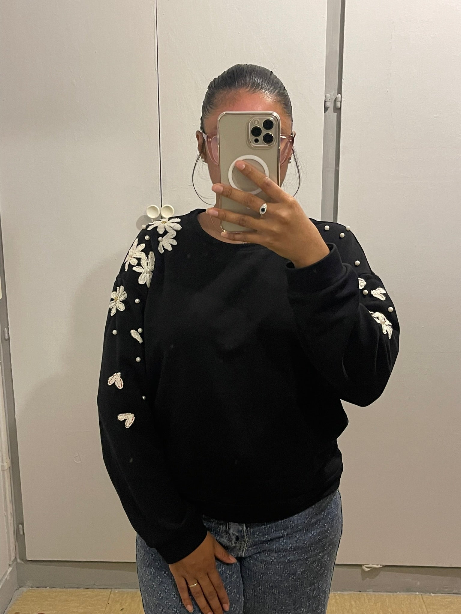 Pull Noir Brodé à la Main – Pièce Unique