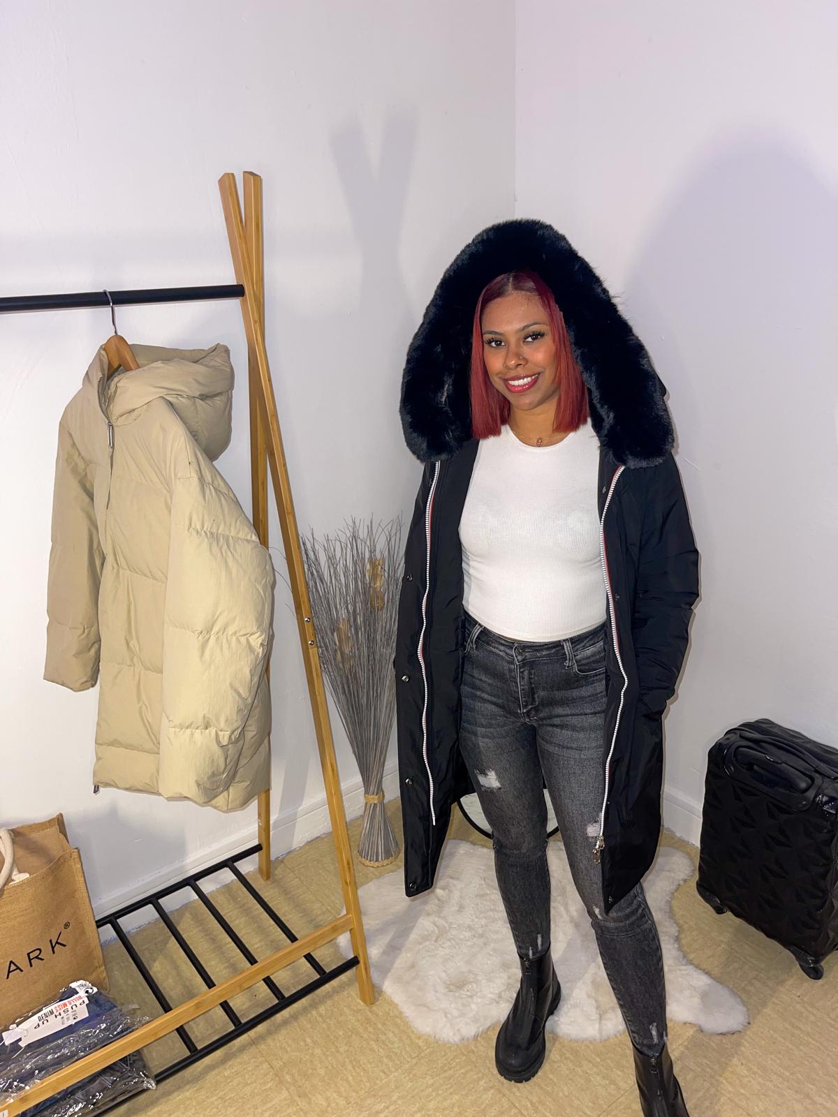 Parka longue noire à capuche fourrure