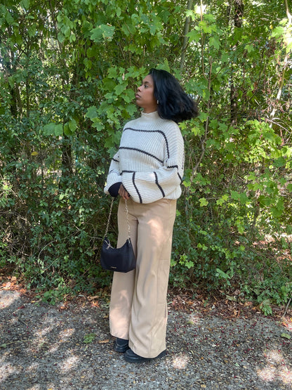 Pull col roulé beige à rayures noires