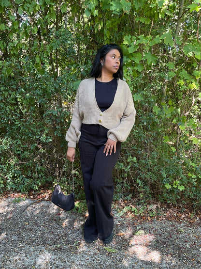 Gilet court en maille boutonné – Beige