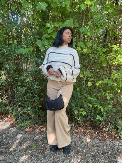 Pull col roulé beige à rayures noires