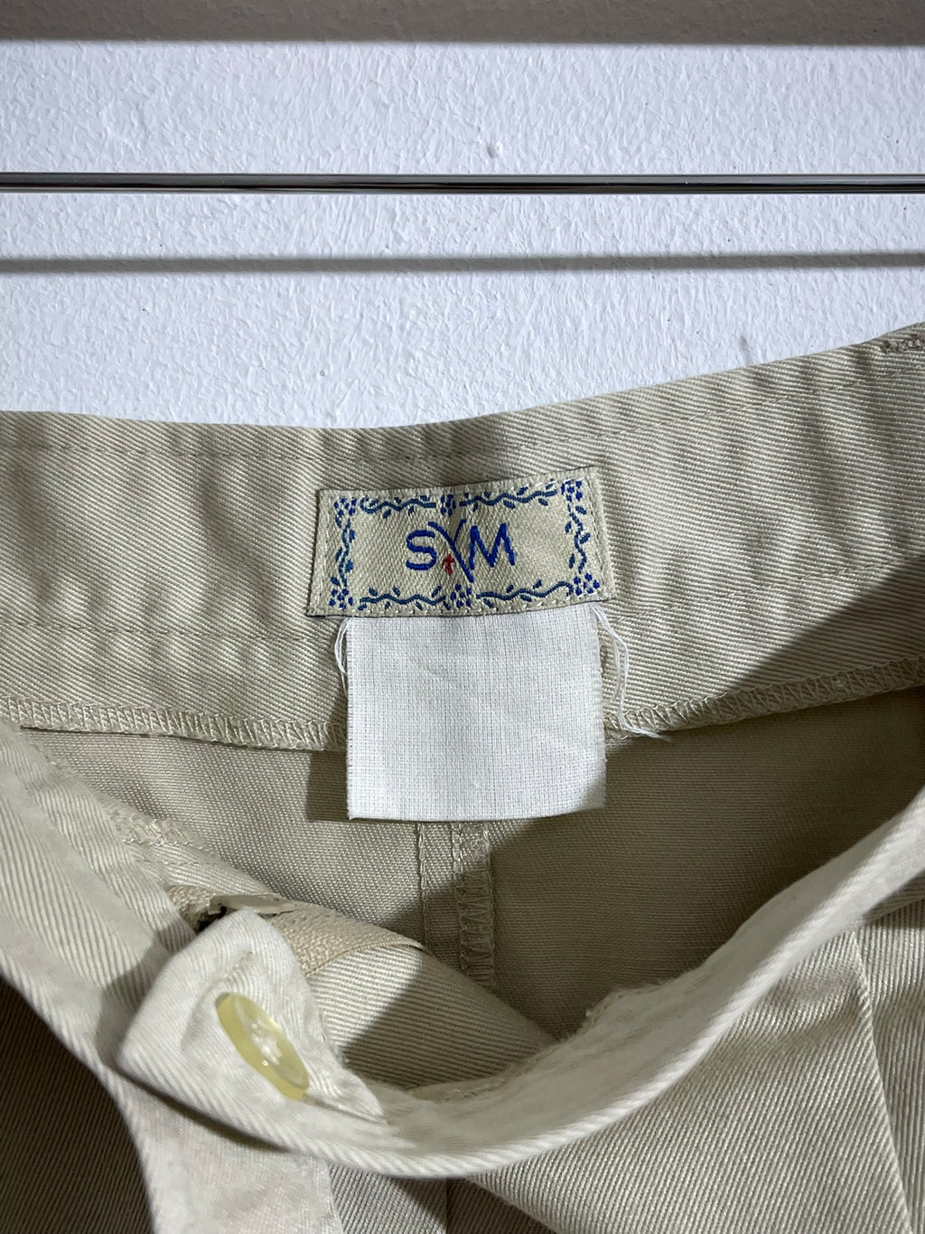 Jupe midi beige avec fente avant
