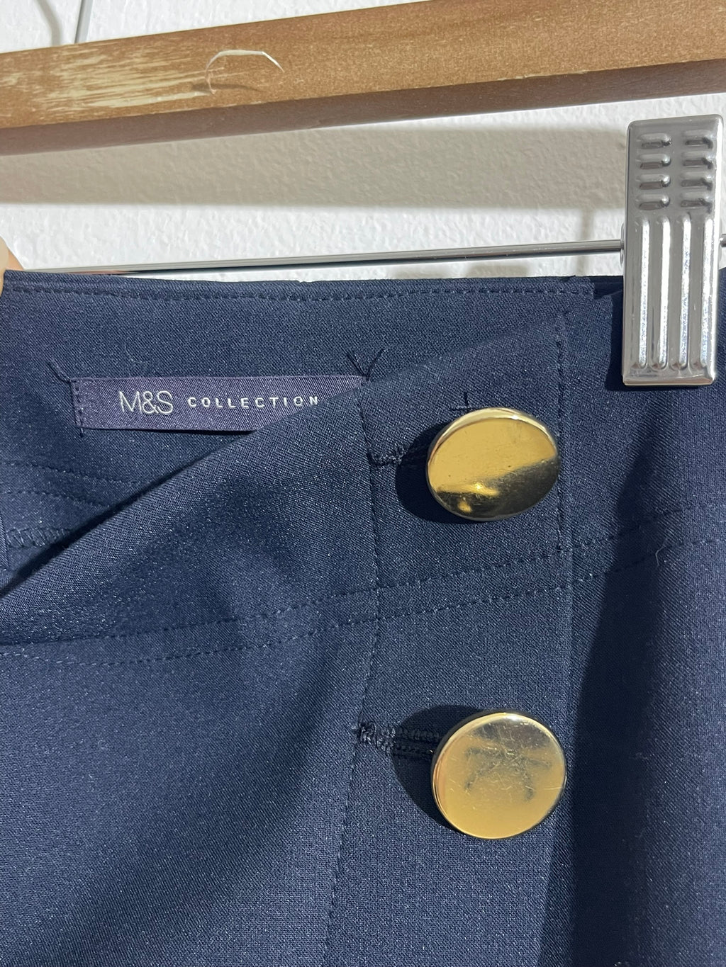 Jupe portefeuille bleu marine à boutons dorés