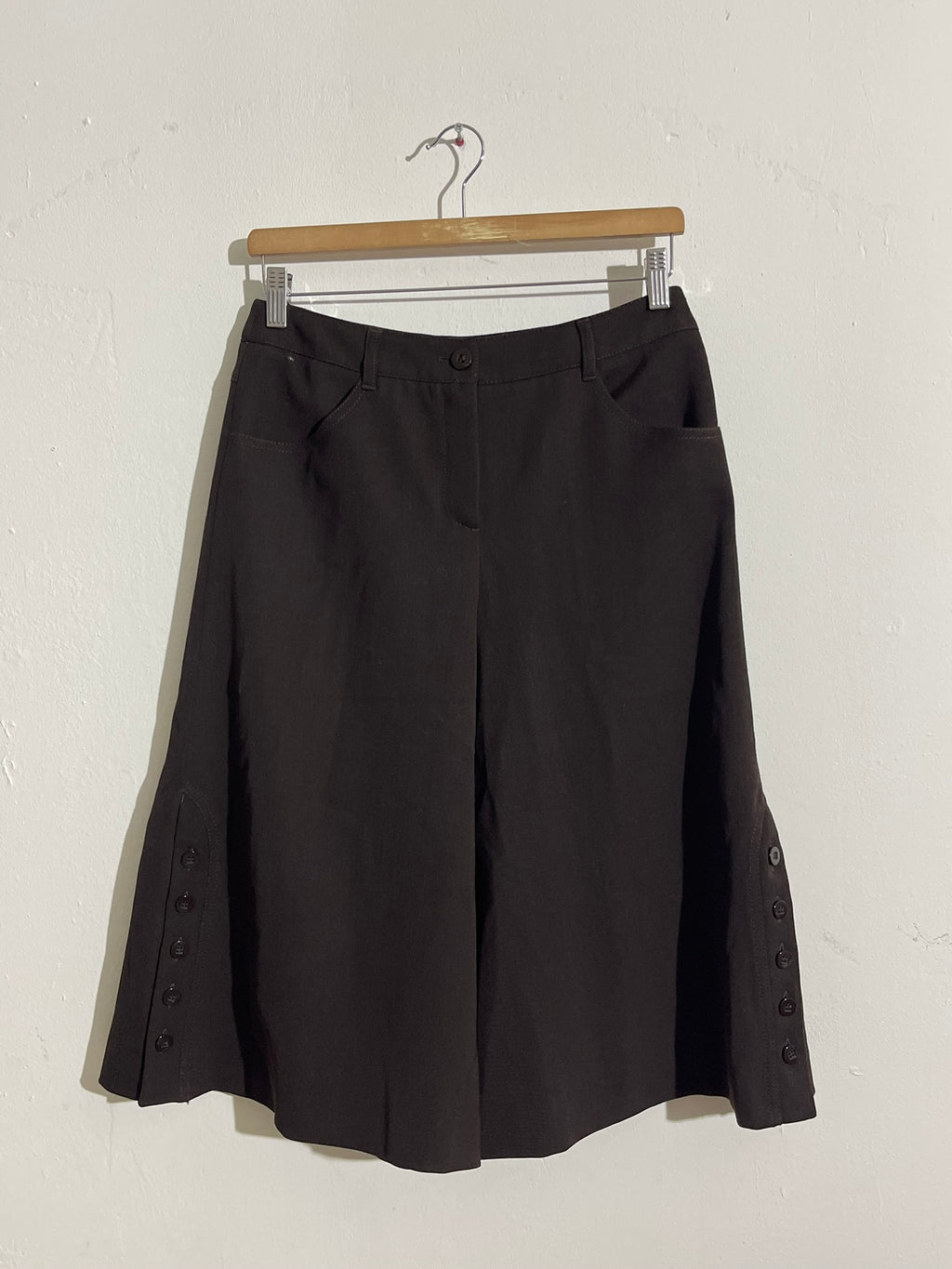 Jupe short évasée chocolat à boutons latéraux