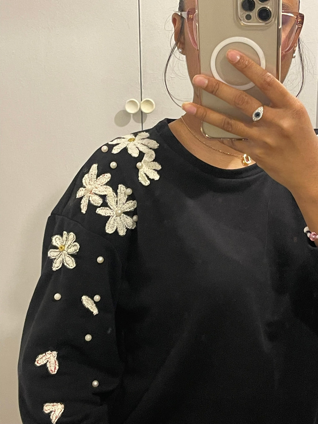 Pull Noir Brodé à la Main – Pièce Unique