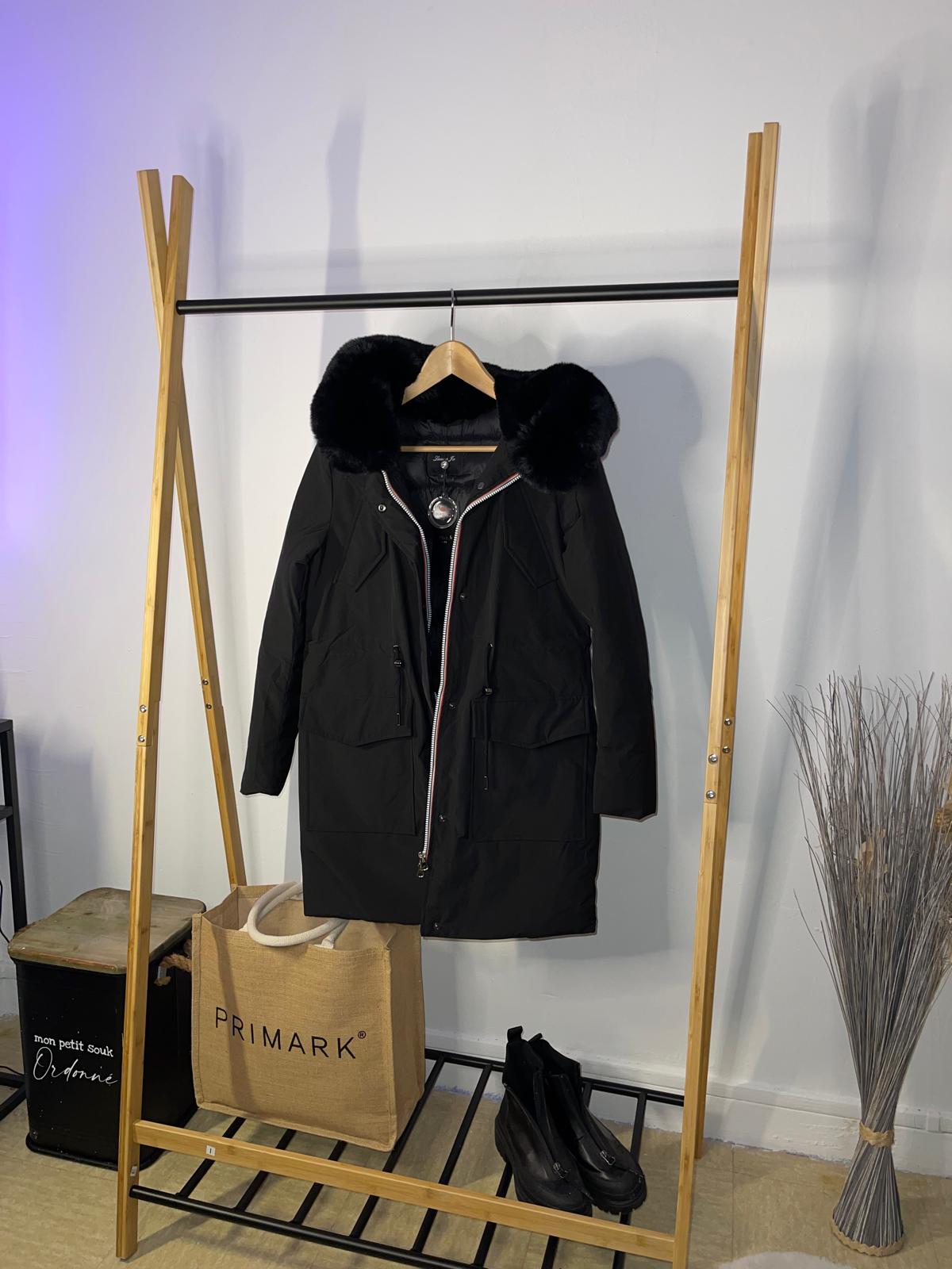 Parka longue noire à capuche fourrure
