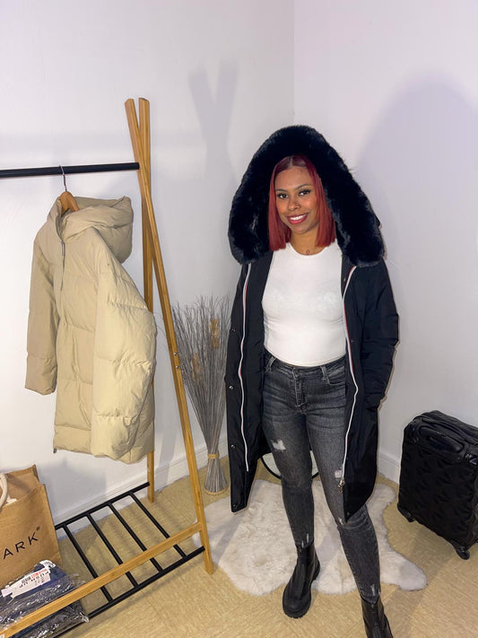 Parka longue noire à capuche fourrure