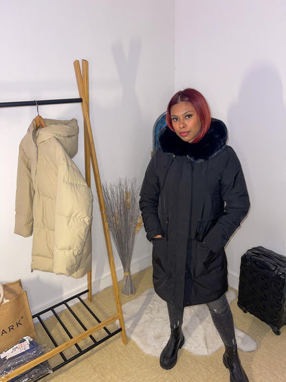 Parka longue noire à capuche fourrure